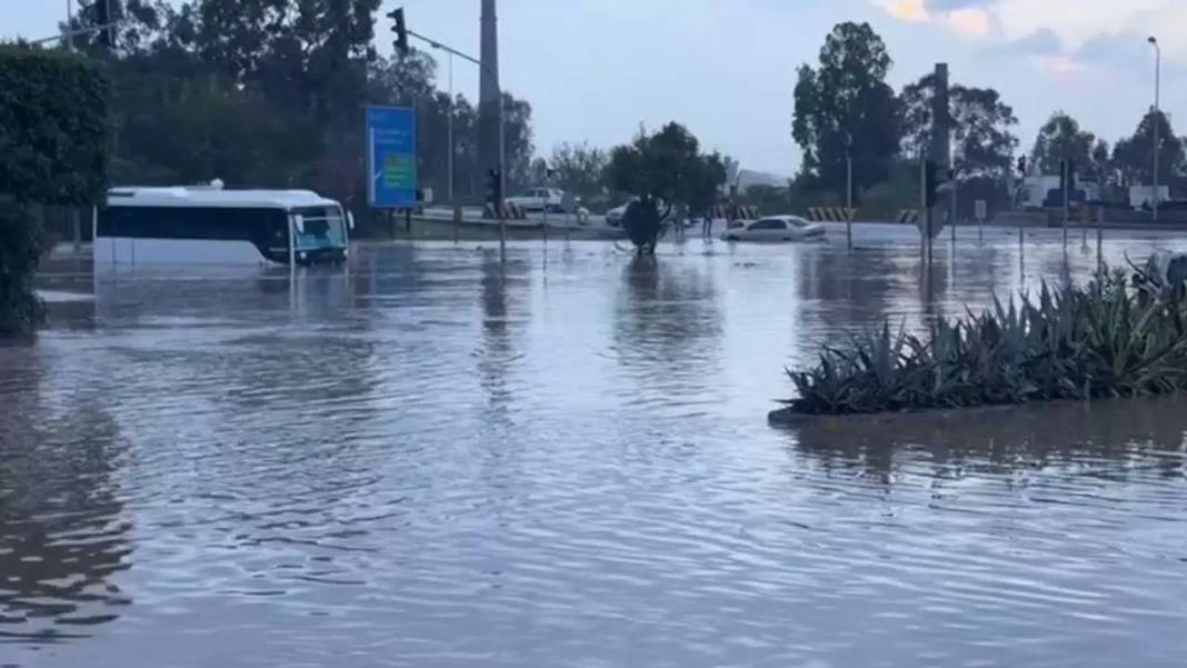 Hatay’da Sağanak Sel Oldu: Öğrenciler Kepçeyle Kurtarıldı! 5